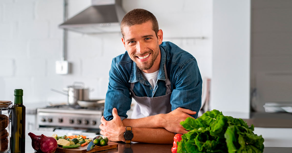 W_man_smile_kitchen_salad_1140x600.jpg